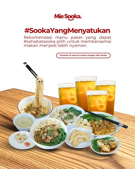Sajian paket Mie Sooka di atas meja kayu: mie yang diangkat dengan sumpit, aneka lauk, pangsit, dan es teh
