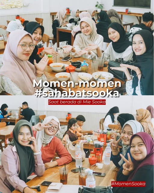 Dua kelompok sahabat duduk mengelilingi meja panjang di Mie Sooka, tersenyum ke arah kamera di sela makan
