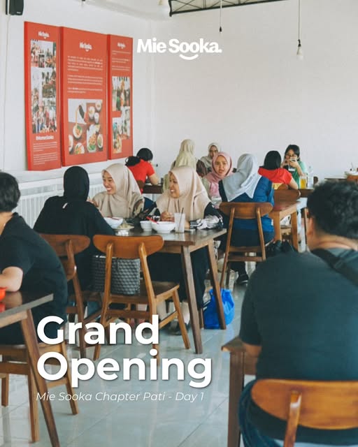 Ruang makan Mie Sooka Chapter Pati pada hari pembukaan, penuh pengunjung di meja kayu panjang