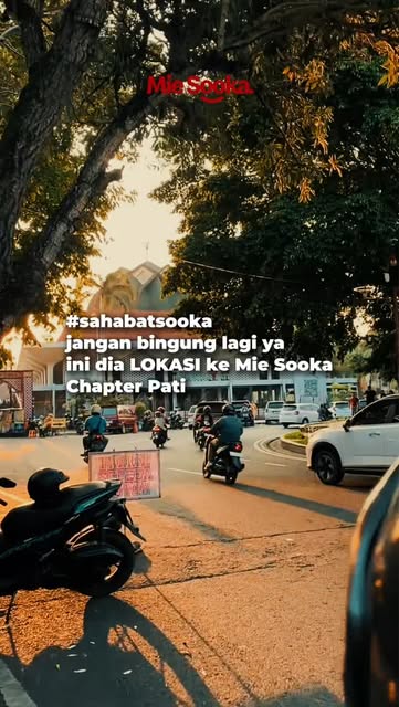 Jalan menuju Mie Sooka Chapter Pati di sore hari, ramai kendaraan di bawah pepohonan